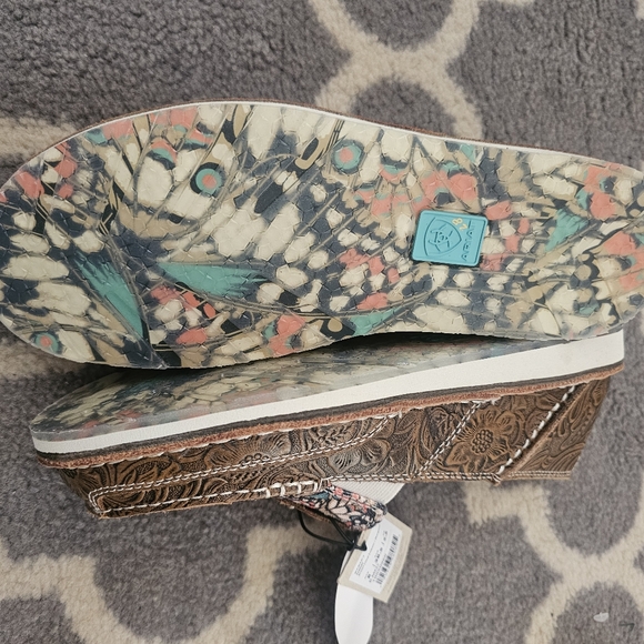 NWT ARIAT Brown Floral  Embossmariposa Cruiser size 8.5 - Picture 2 of 2